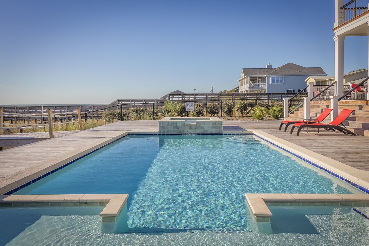 A crystal-clear pool serviced by Oasis Pool and Spa Enterprises